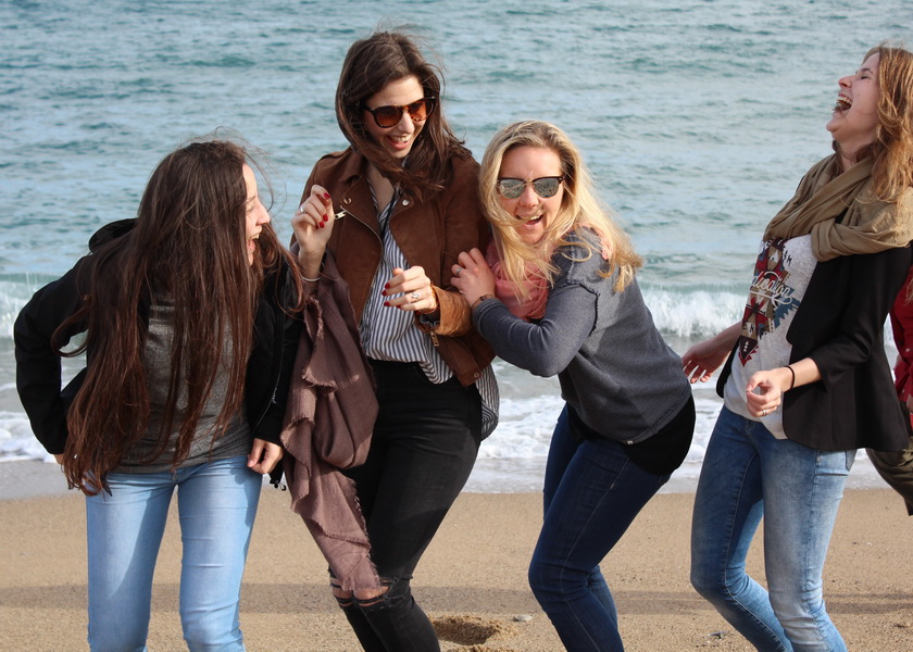 Schülerinnen des BSZ am Strand in Barcelona